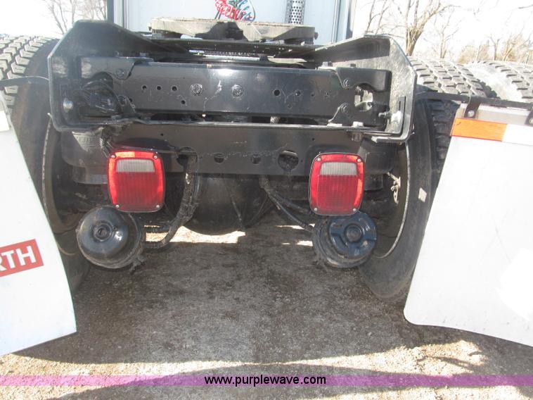 image for item B5436 2007 Kenworth T600B AeroCab semi truck