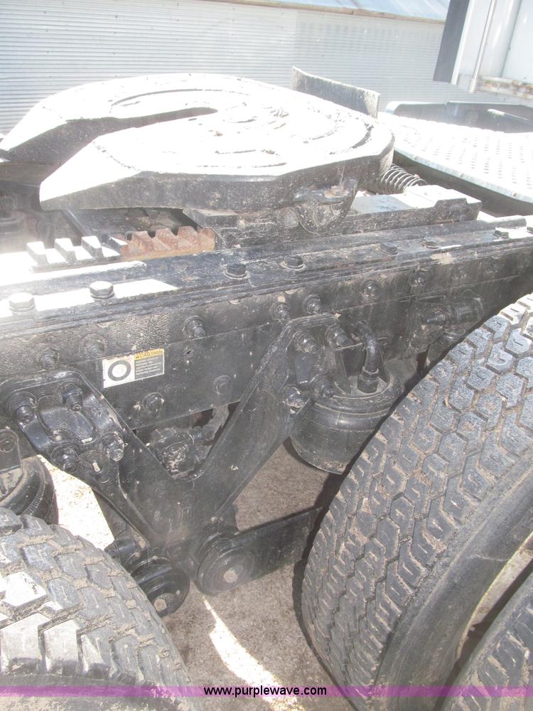 image for item B5436 2007 Kenworth T600B AeroCab semi truck