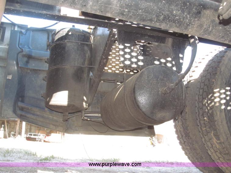 image for item B5436 2007 Kenworth T600B AeroCab semi truck