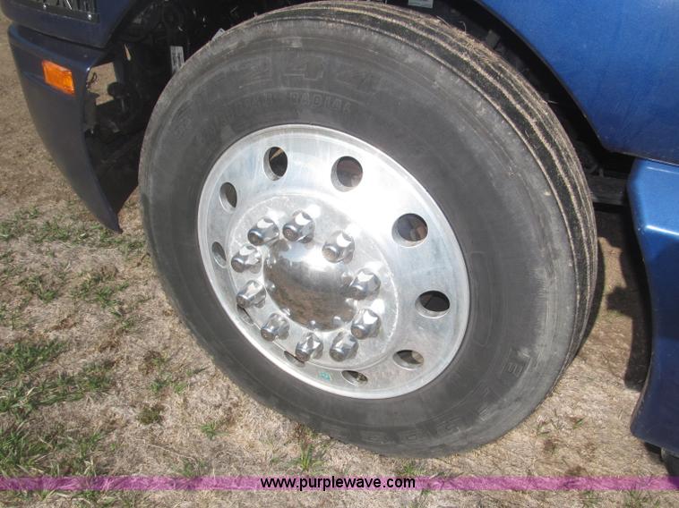 image for item B5436 2007 Kenworth T600B AeroCab semi truck