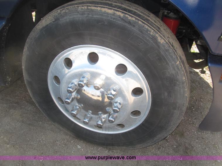 image for item B5436 2007 Kenworth T600B AeroCab semi truck