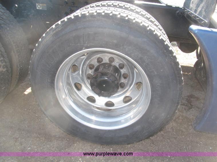 image for item B5436 2007 Kenworth T600B AeroCab semi truck