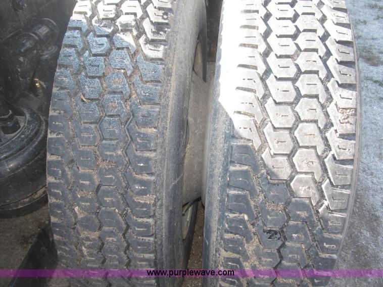 image for item B5436 2007 Kenworth T600B AeroCab semi truck