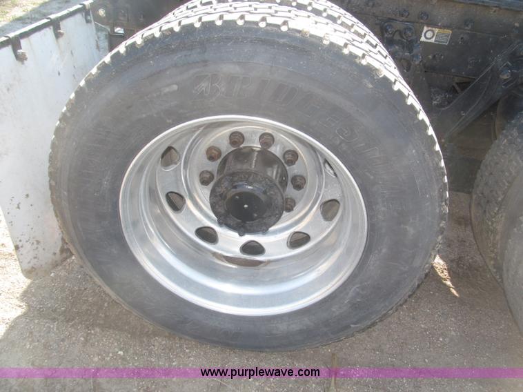 image for item B5436 2007 Kenworth T600B AeroCab semi truck