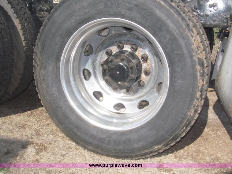 image for item B5436 2007 Kenworth T600B AeroCab semi truck