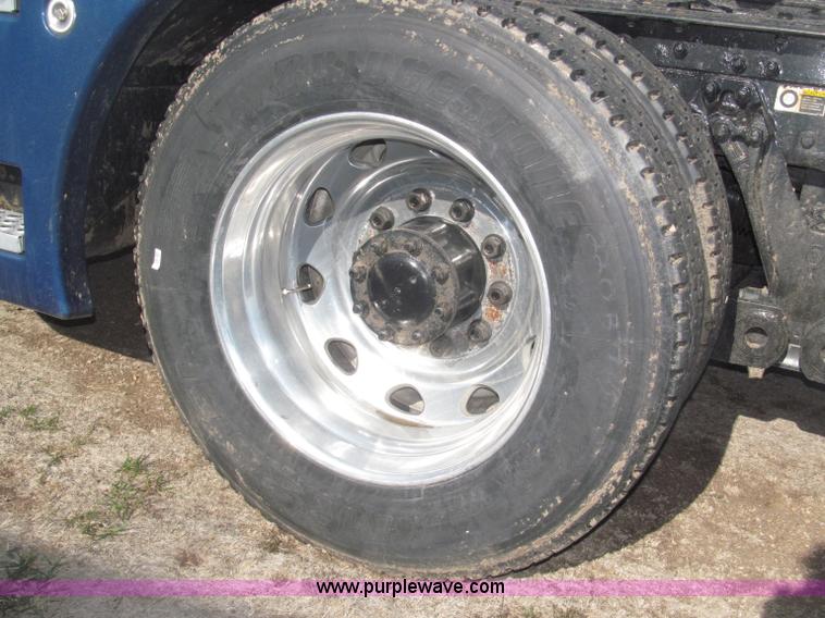 image for item B5436 2007 Kenworth T600B AeroCab semi truck