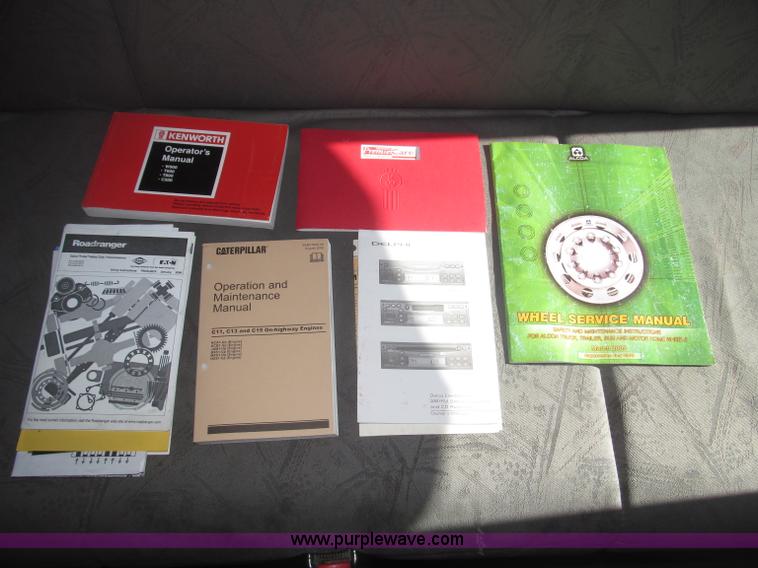 image for item B5436 2007 Kenworth T600B AeroCab semi truck