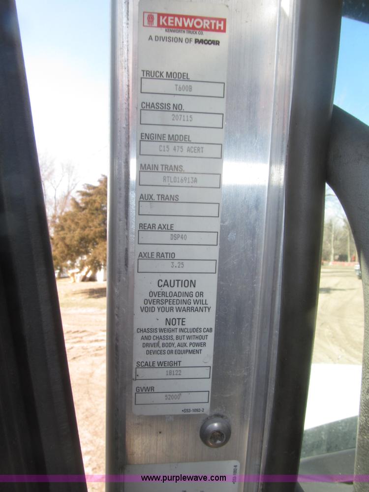 image for item B5436 2007 Kenworth T600B AeroCab semi truck