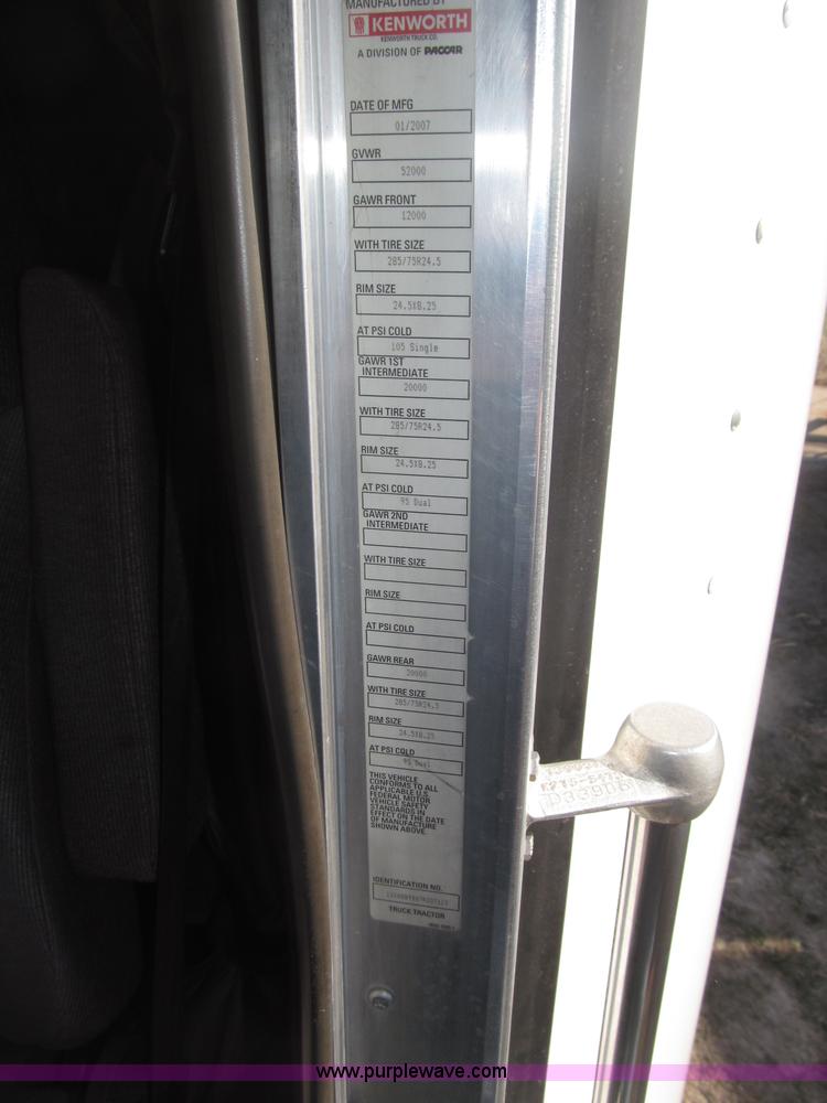 image for item B5436 2007 Kenworth T600B AeroCab semi truck