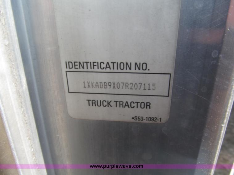 image for item B5436 2007 Kenworth T600B AeroCab semi truck