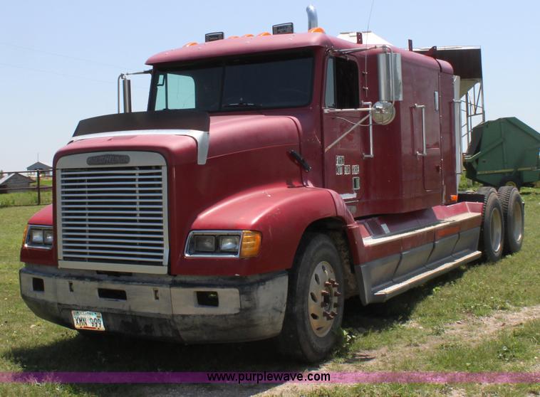 image for item D5178 1995 Freightliner FLD112 semi truck