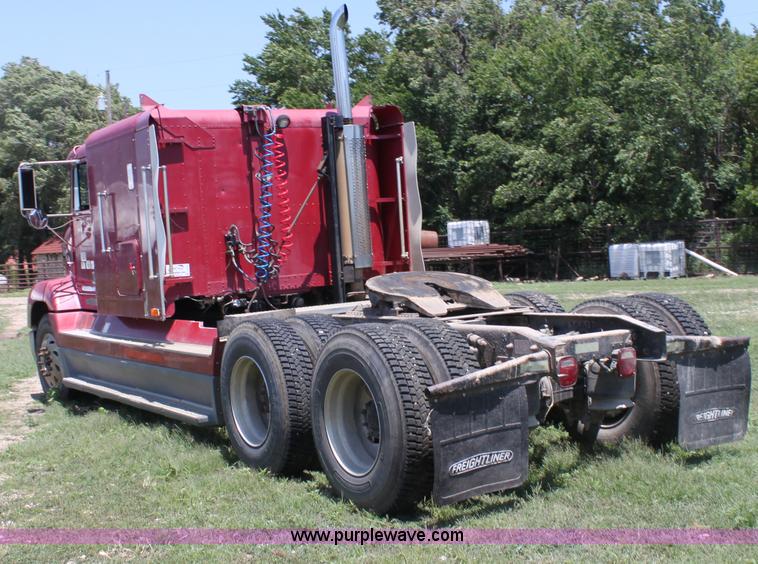 image for item D5178 1995 Freightliner FLD112 semi truck