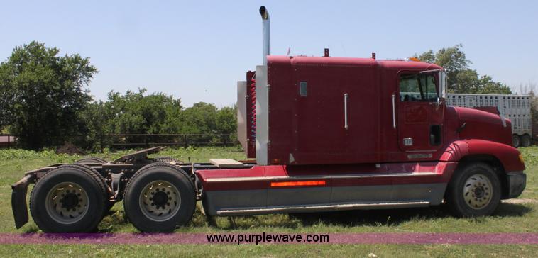 image for item D5178 1995 Freightliner FLD112 semi truck