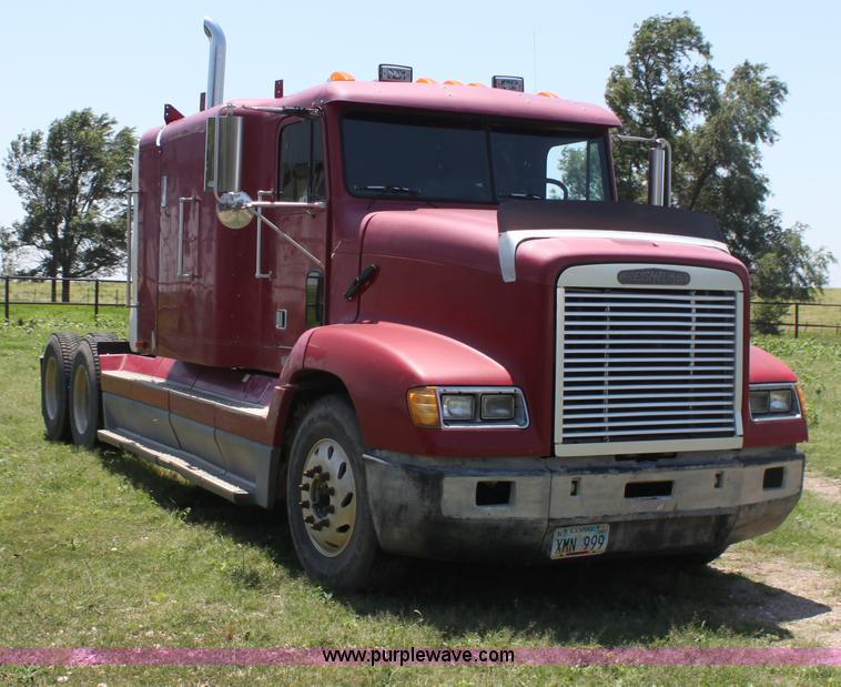 image for item D5178 1995 Freightliner FLD112 semi truck