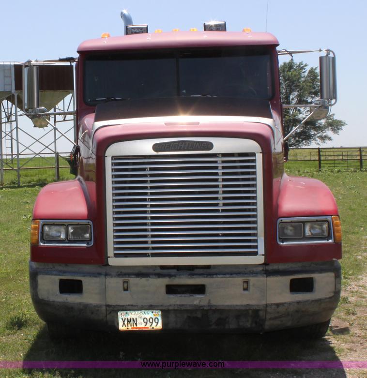 image for item D5178 1995 Freightliner FLD112 semi truck
