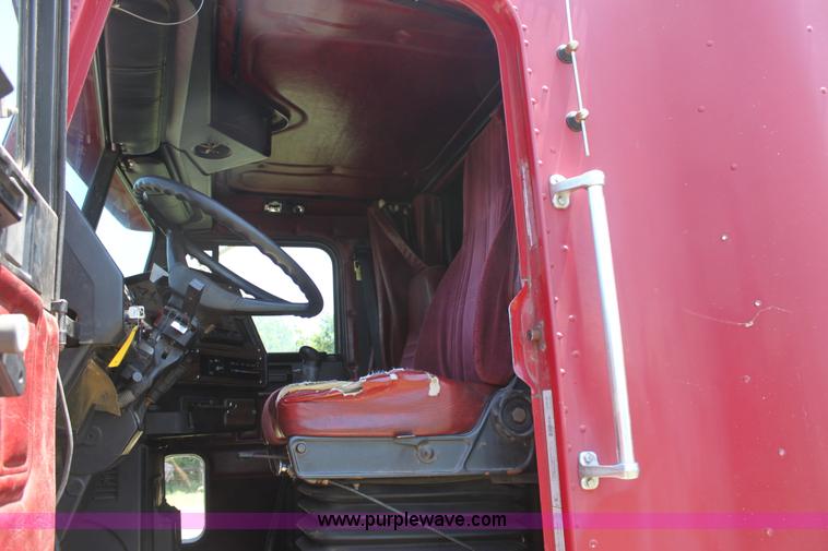 image for item D5178 1995 Freightliner FLD112 semi truck