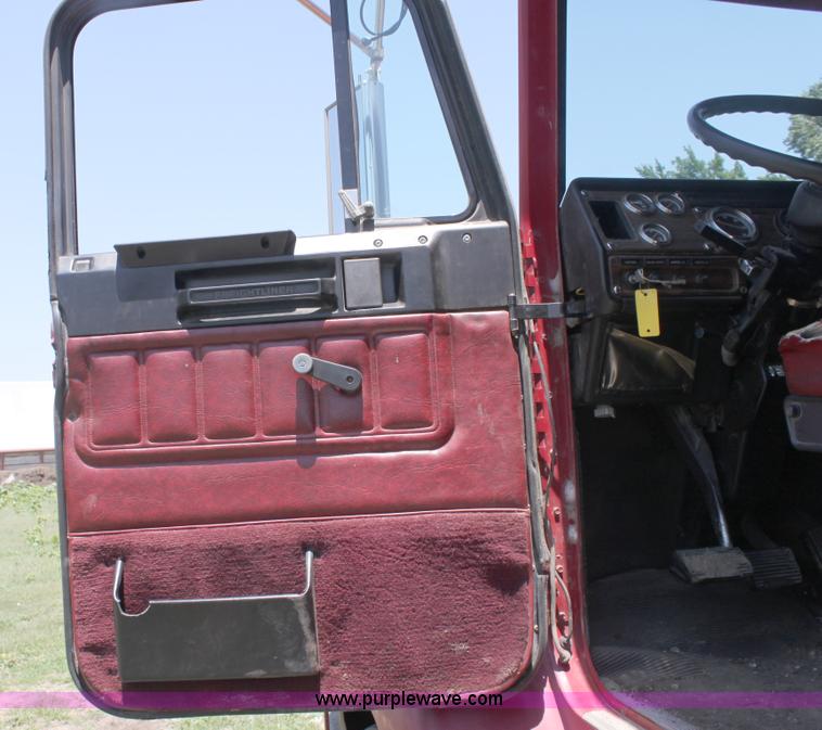 image for item D5178 1995 Freightliner FLD112 semi truck