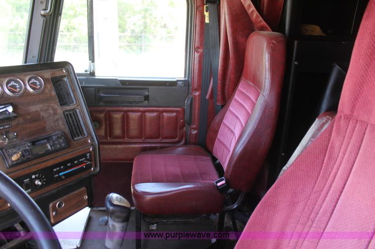 image for item D5178 1995 Freightliner FLD112 semi truck