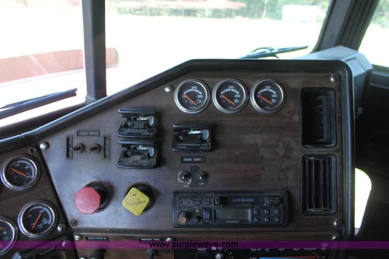 image for item D5178 1995 Freightliner FLD112 semi truck