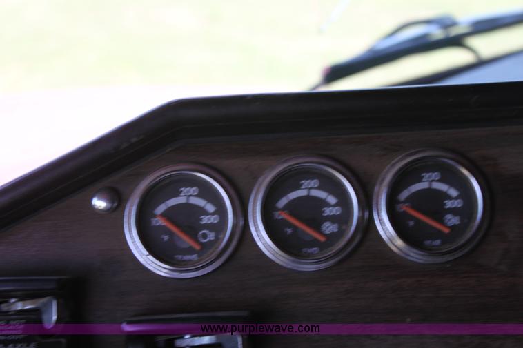 image for item D5178 1995 Freightliner FLD112 semi truck