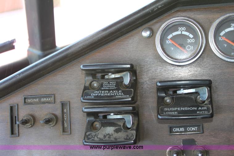 image for item D5178 1995 Freightliner FLD112 semi truck