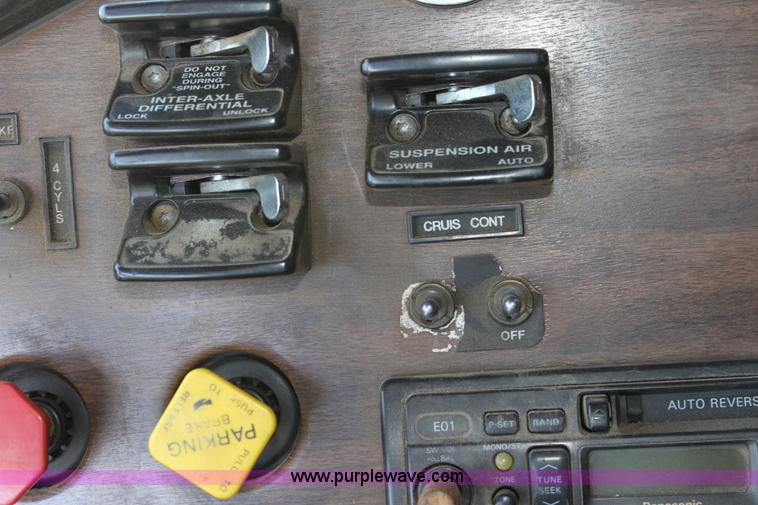 image for item D5178 1995 Freightliner FLD112 semi truck