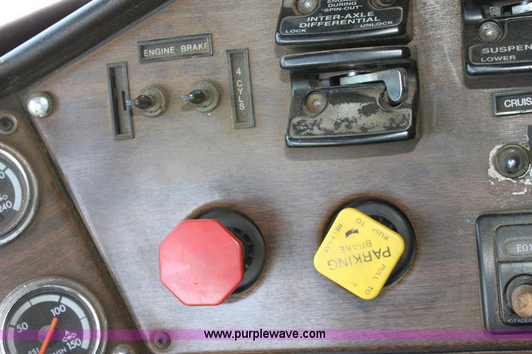 image for item D5178 1995 Freightliner FLD112 semi truck