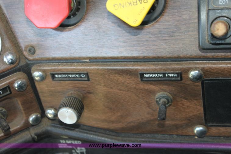 image for item D5178 1995 Freightliner FLD112 semi truck