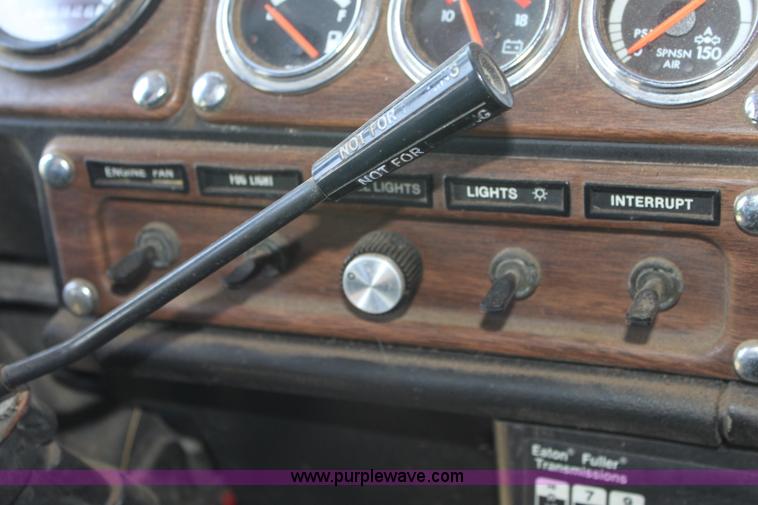 image for item D5178 1995 Freightliner FLD112 semi truck