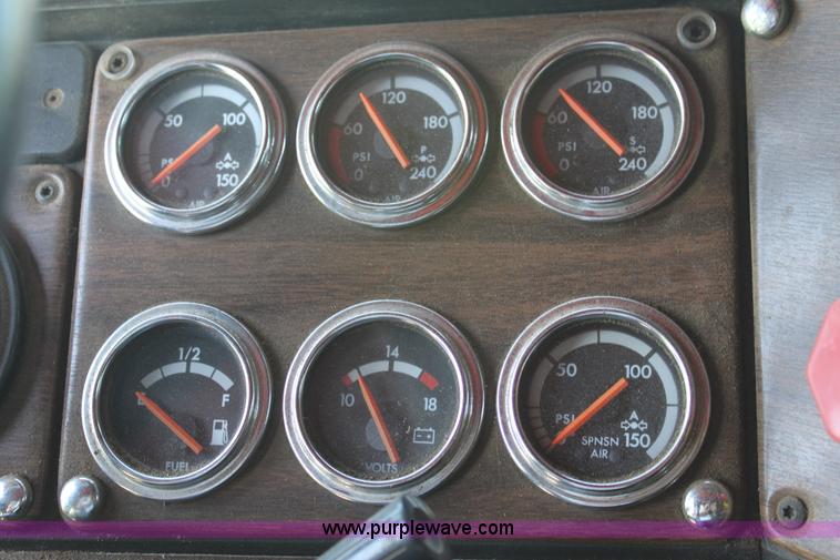 image for item D5178 1995 Freightliner FLD112 semi truck