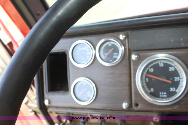 image for item D5178 1995 Freightliner FLD112 semi truck