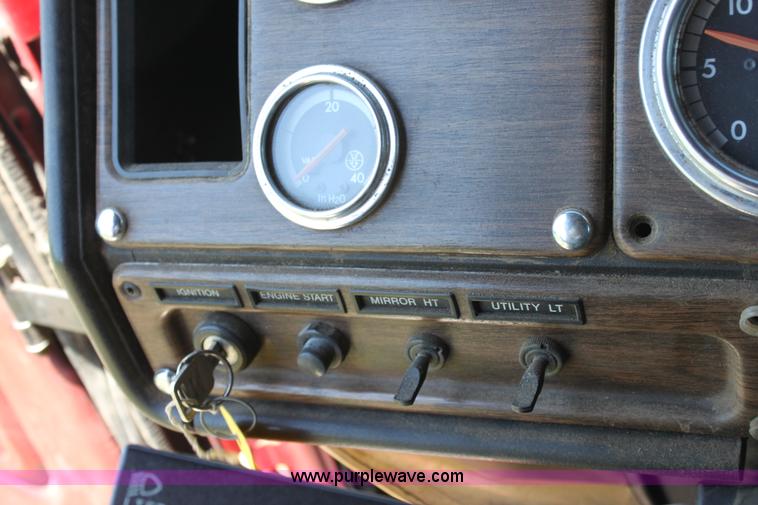 image for item D5178 1995 Freightliner FLD112 semi truck