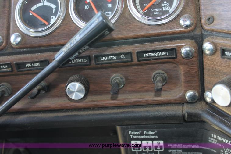 image for item D5178 1995 Freightliner FLD112 semi truck