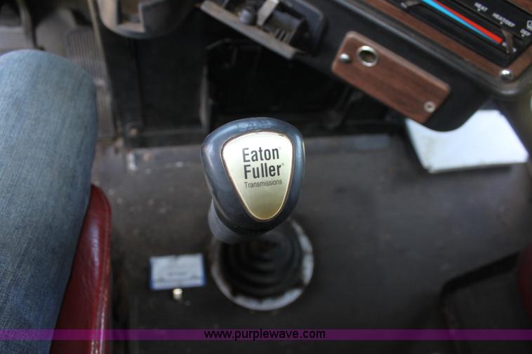 image for item D5178 1995 Freightliner FLD112 semi truck