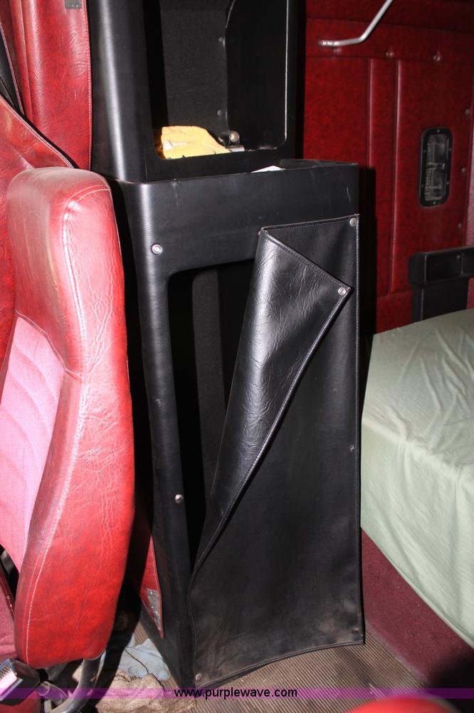 image for item D5178 1995 Freightliner FLD112 semi truck