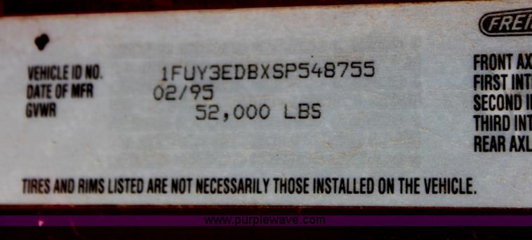 image for item D5178 1995 Freightliner FLD112 semi truck