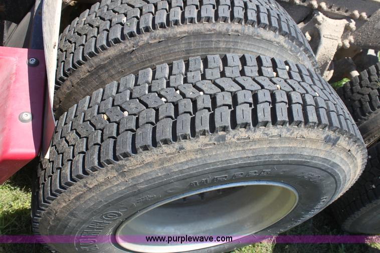 image for item D5178 1995 Freightliner FLD112 semi truck