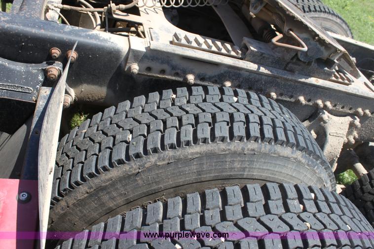 image for item D5178 1995 Freightliner FLD112 semi truck