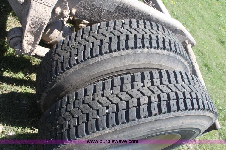 image for item D5178 1995 Freightliner FLD112 semi truck