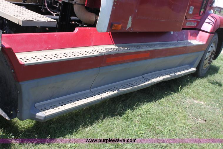 image for item D5178 1995 Freightliner FLD112 semi truck