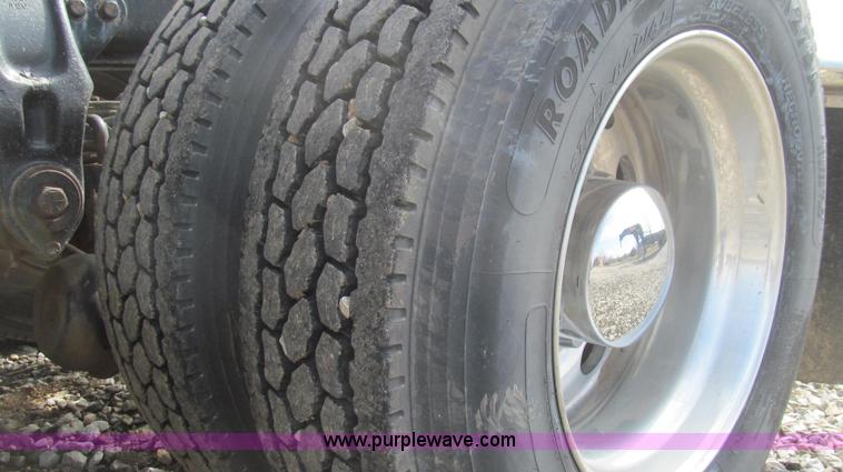 image for item E3814 1996 Peterbilt 379 semi truck