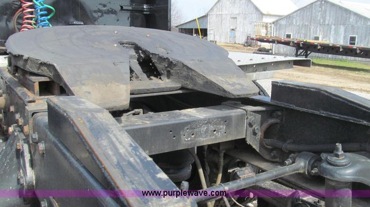 image for item E3814 1996 Peterbilt 379 semi truck