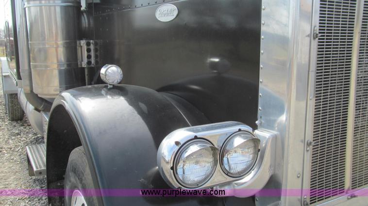 image for item E3814 1996 Peterbilt 379 semi truck