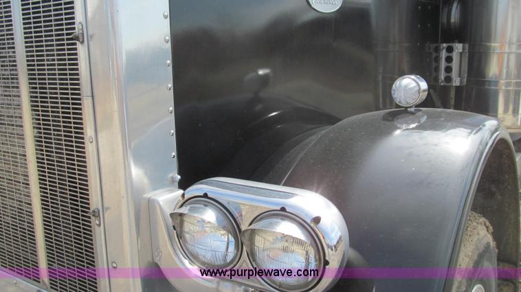 image for item E3814 1996 Peterbilt 379 semi truck