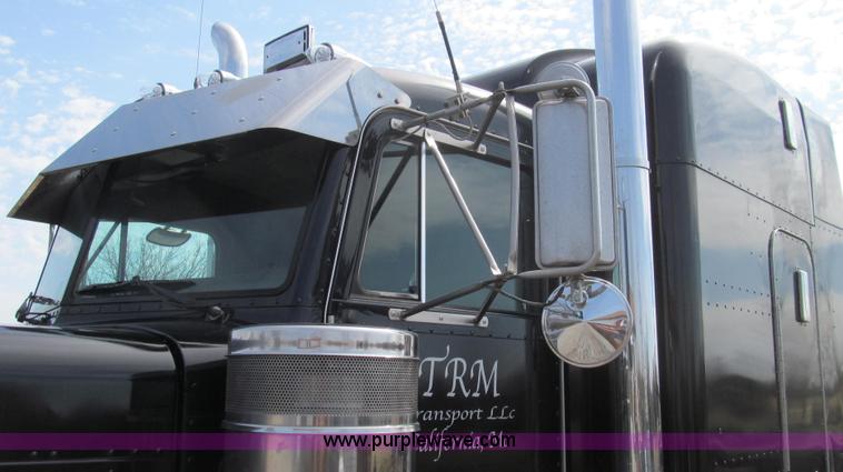image for item E3814 1996 Peterbilt 379 semi truck