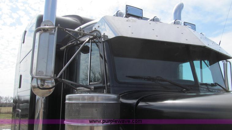 image for item E3814 1996 Peterbilt 379 semi truck