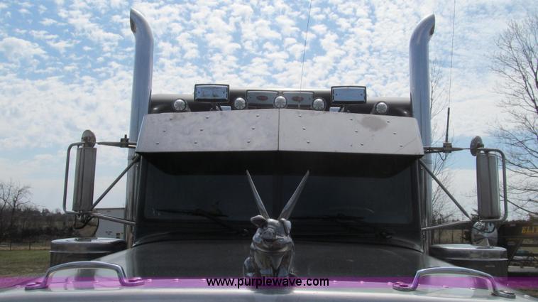 image for item E3814 1996 Peterbilt 379 semi truck