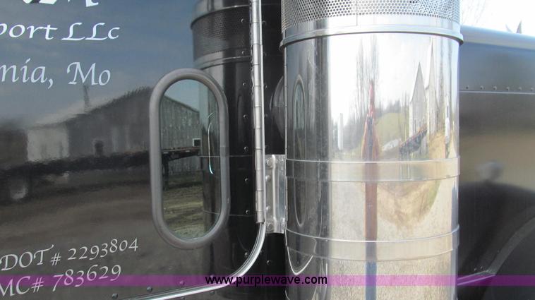 image for item E3814 1996 Peterbilt 379 semi truck