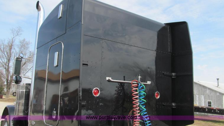 image for item E3814 1996 Peterbilt 379 semi truck