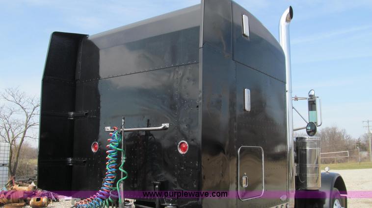 image for item E3814 1996 Peterbilt 379 semi truck